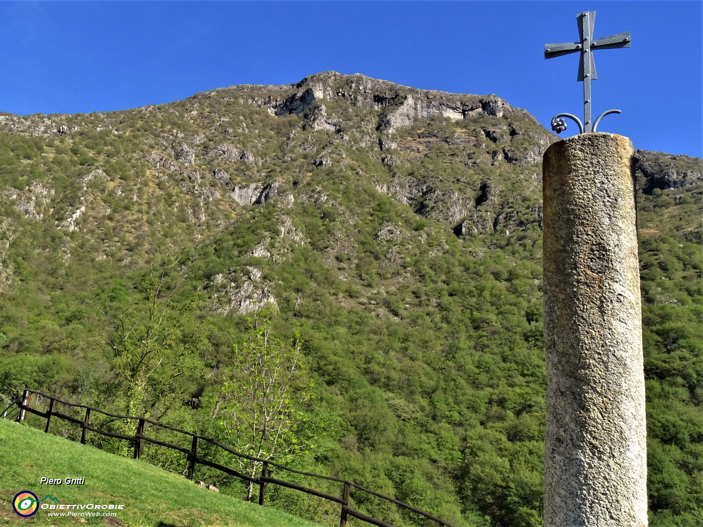 33 Croce su colonna con vista sui contrafforti del Monte Rai.JPG